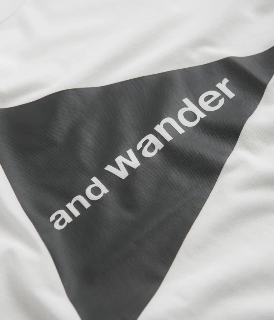 and wander Men's Logo T-Shirt - Lightweight Casual Short Sleeve Top for Outdoor Enthusiasts